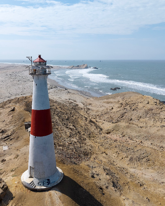 Leuchtturm und Küste bei Punta Balcones